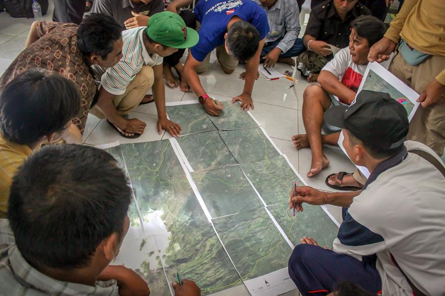 ci_13381431 Villagers mapping Karangasem in Indonesia