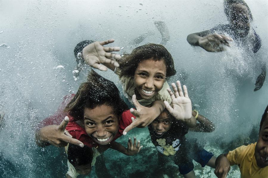 ci_44784437 Children underwater, Indonesia