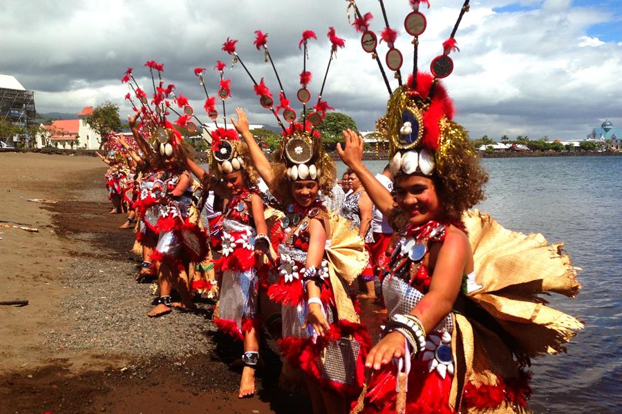 ci_89433072 Dancers welcome the Hokule‘a (traditional Polynesian sailing vessel) into port in Apia, Samoa.