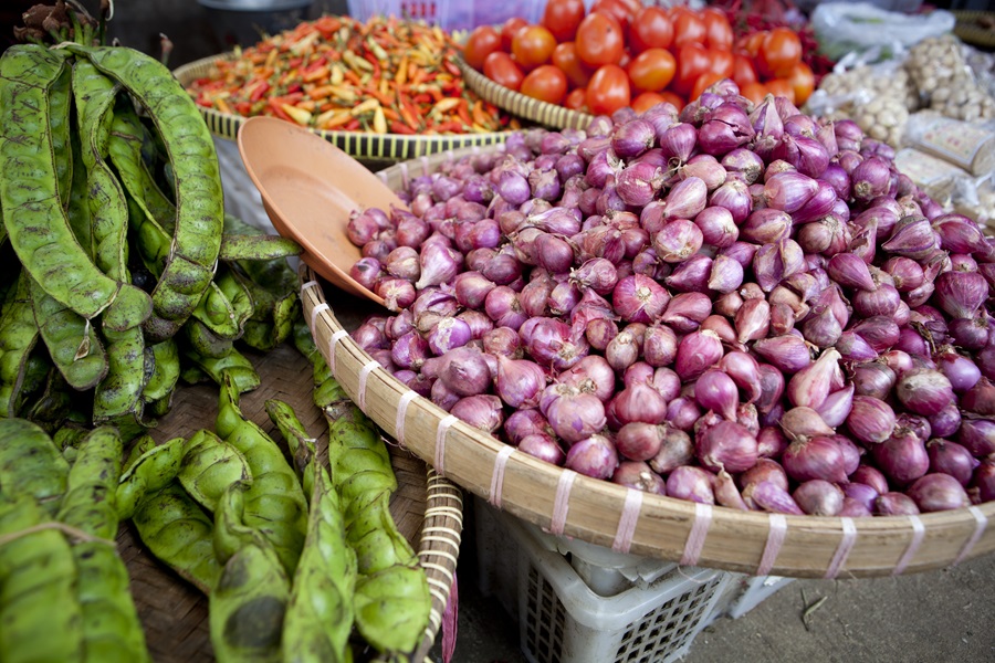 ci_91222829 Produce at local market